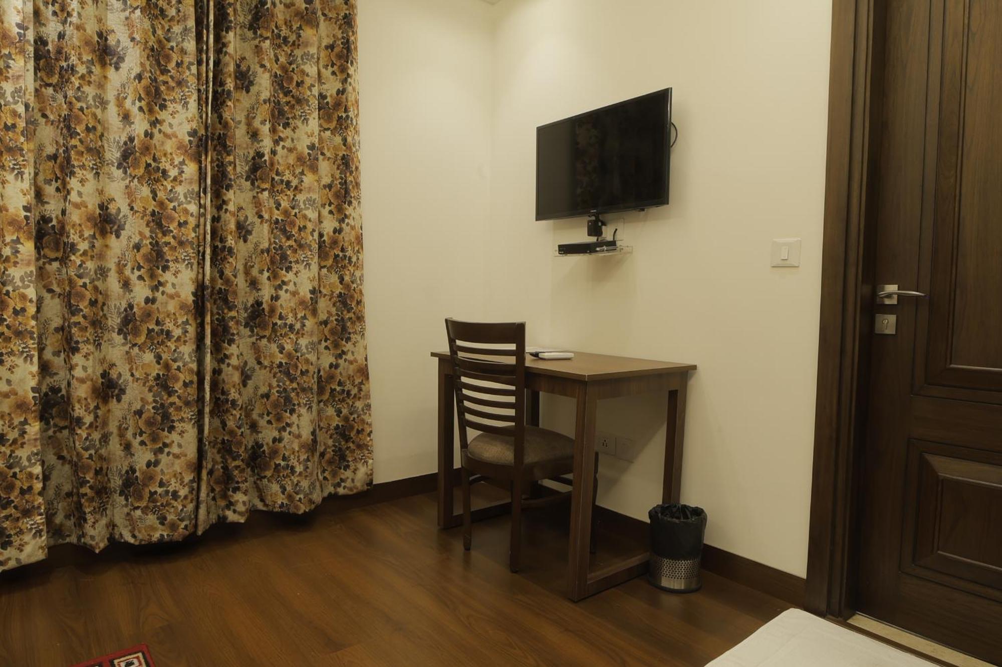 Bed and Breakfast Under My Roof Superio à New Delhi Extérieur photo