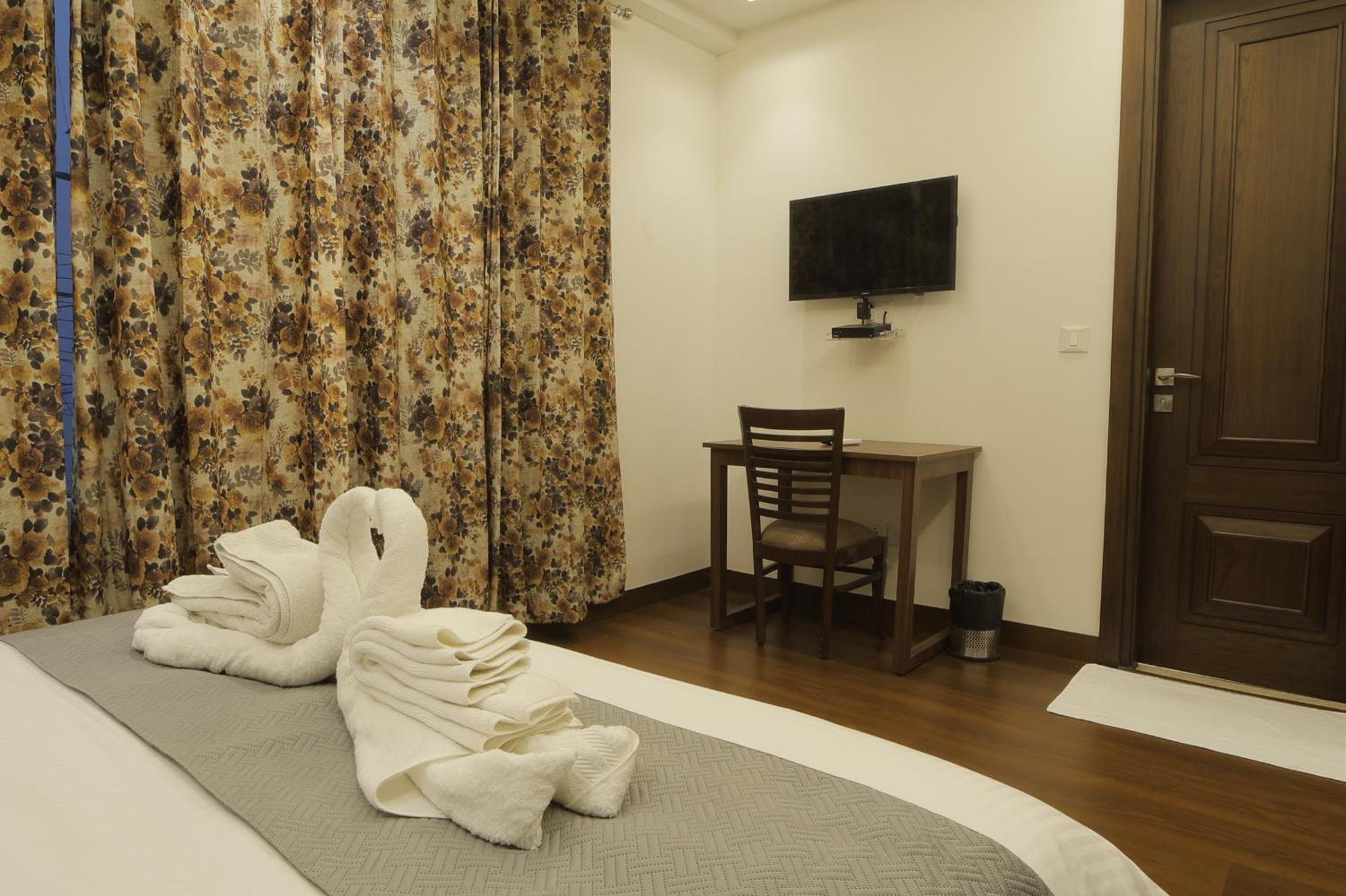 Bed and Breakfast Under My Roof Superio à New Delhi Extérieur photo